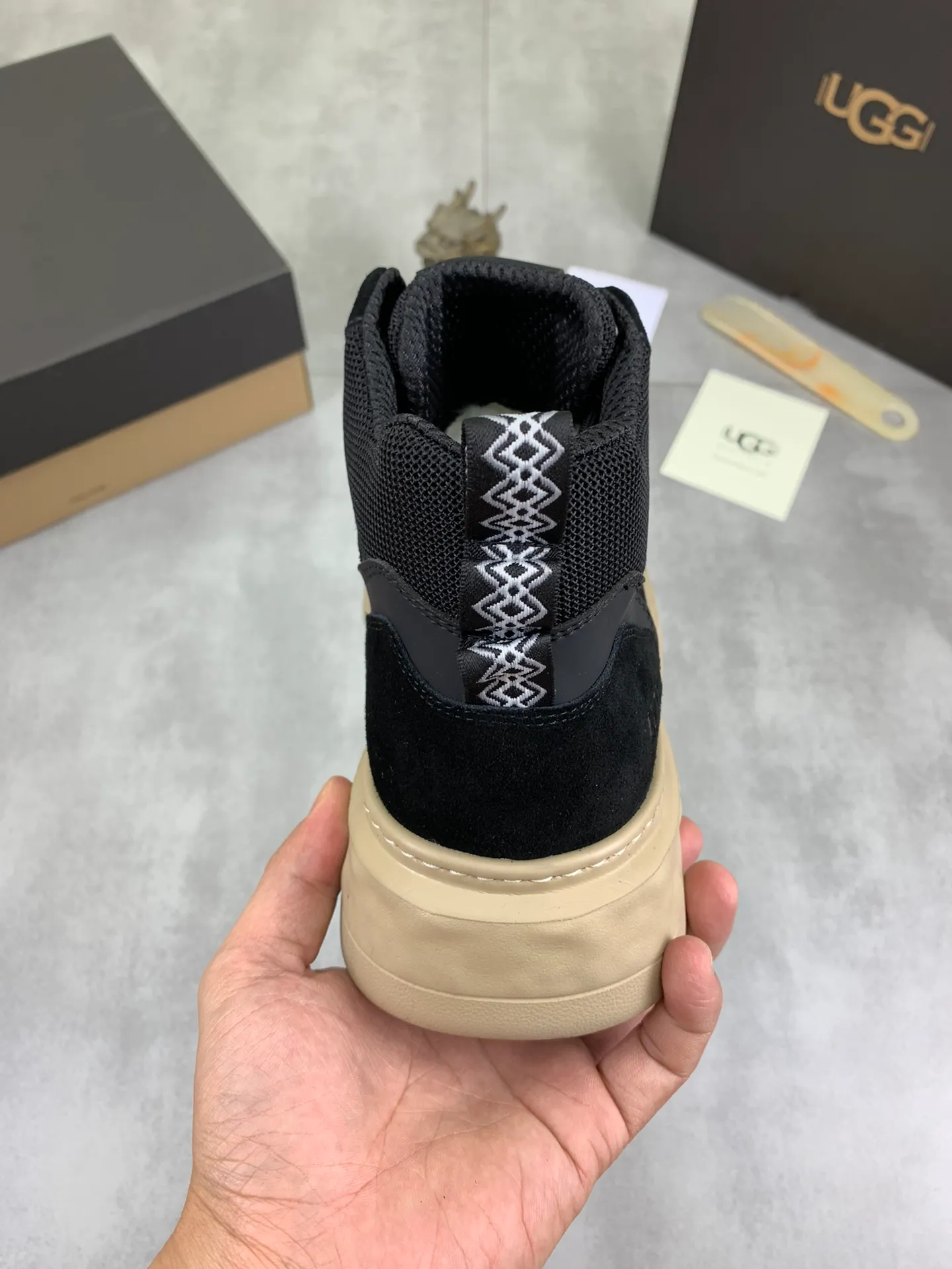 Men's shoes 💰P640 [New style] 💰 🆘 "Real wool" [UGG] 👉The popular men's shoes are synchronized with the official website 🔰The quality of the genuine products [satisfied] is not comparable to the imitations in the general market 🌀The upper is imported Italian frosted cowhide, and the lining is: foot pad 🅰️ grade 🐑Real wool👻Only Grade A can show the effect The hand feels smooth and delicate 🔱The shoe shape is grand, only genuine manufacturers can do it 🎄The perfect toughness of the original outsole 👻⬛️ allows customers to say goodbye to one-time consumption. Real wool lining, super warm. Available in black, brown and gray. Size: 39-44